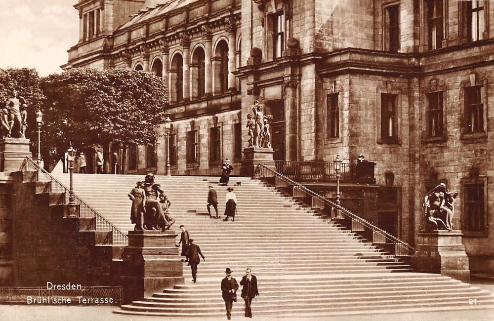 Br&uuml;hlsche Terrasse (mit St&auml;ndehaus)  Dresden