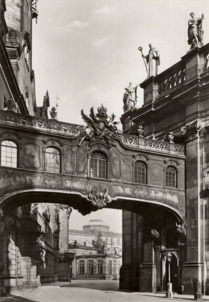 Residenzschloss - Br&uuml;cke zur Hofkirche  Dresden