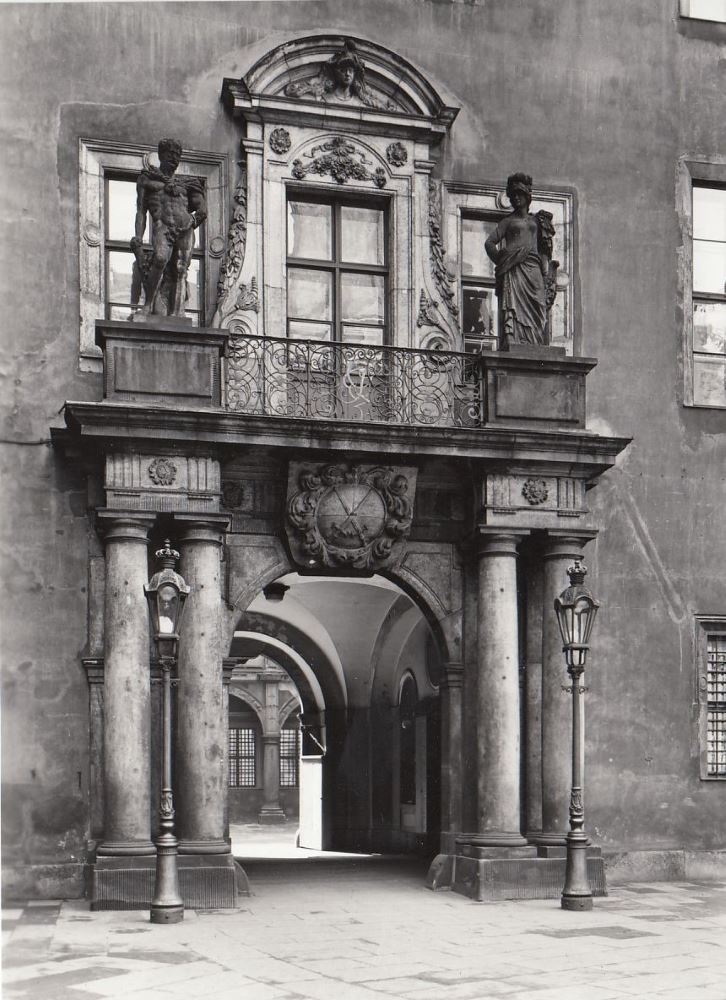 Residenzschloss -Gro&szlig;er Schlosshof  Dresden