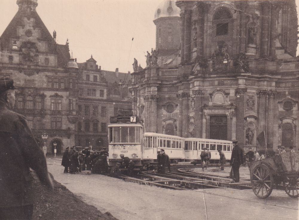 Schlo&szlig;platz  Dresden