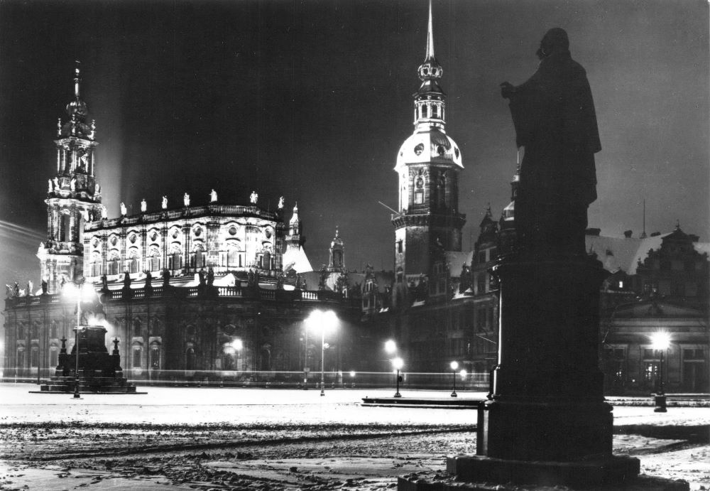 Theaterplatz (Adolf-Hitler-Platz)  Dresden