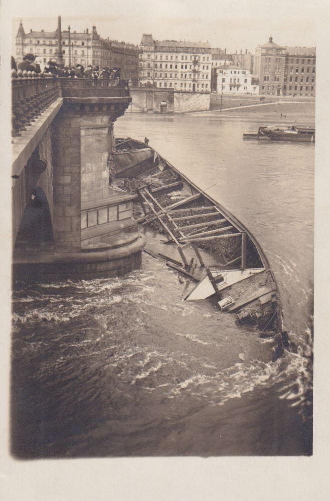 1914 An der Albertbr&uuml;cke havarierter Elbkahn  Dresden
