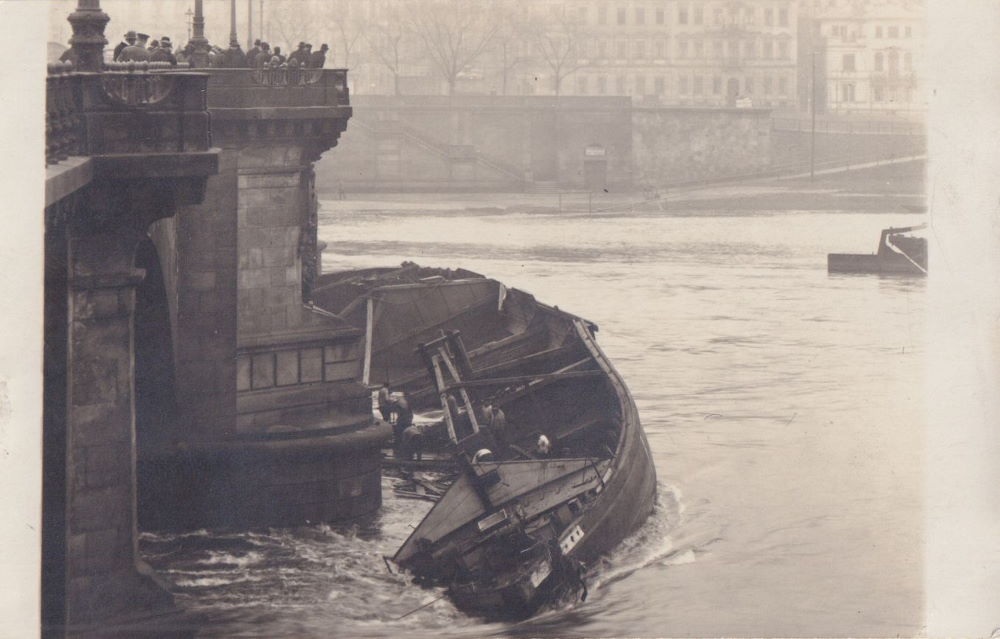 1914 An der Albertbr&uuml;cke havarierter Elbkahn  Dresden