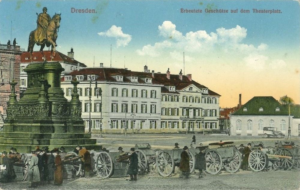 1915 eroberte Geschütze auf dem Theaterplatz  Dresden