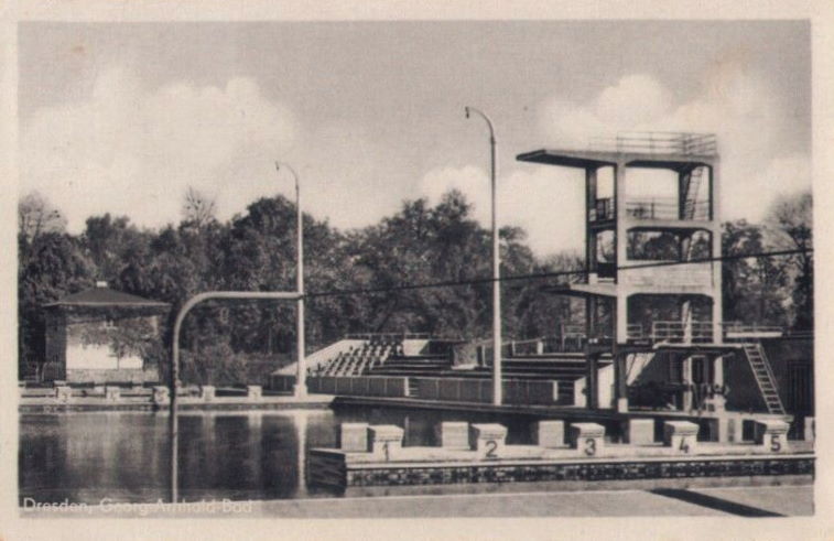 Helmut-Sch&ouml;n-Allee 2 (Hauptallee 2) / Lenn&eacute;stra&szlig;e  Dresden