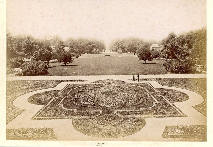 Hauptallee - Parterre mittig vom Palais Dresden Hauptallee - Parterre mittig vom Palais Dresden