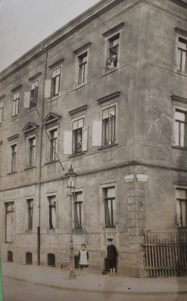 Robert-Matzke-Stra&szlig;e 27 (Moltkestra&szlig;e 27) / Arno-Lade-Stra&szlig;e (Yorkstra&szlig;e)  Dresden