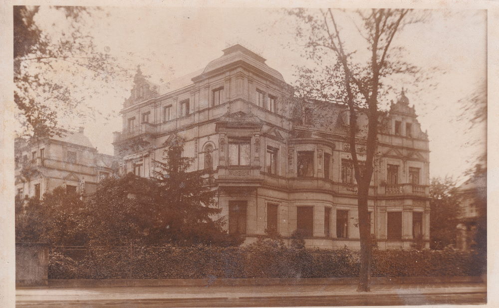 Gerhart-Hauptmannstra&szlig;e 6 (-1918 Residenzstra&szlig;e 6) / Residenzplatz  Dresden