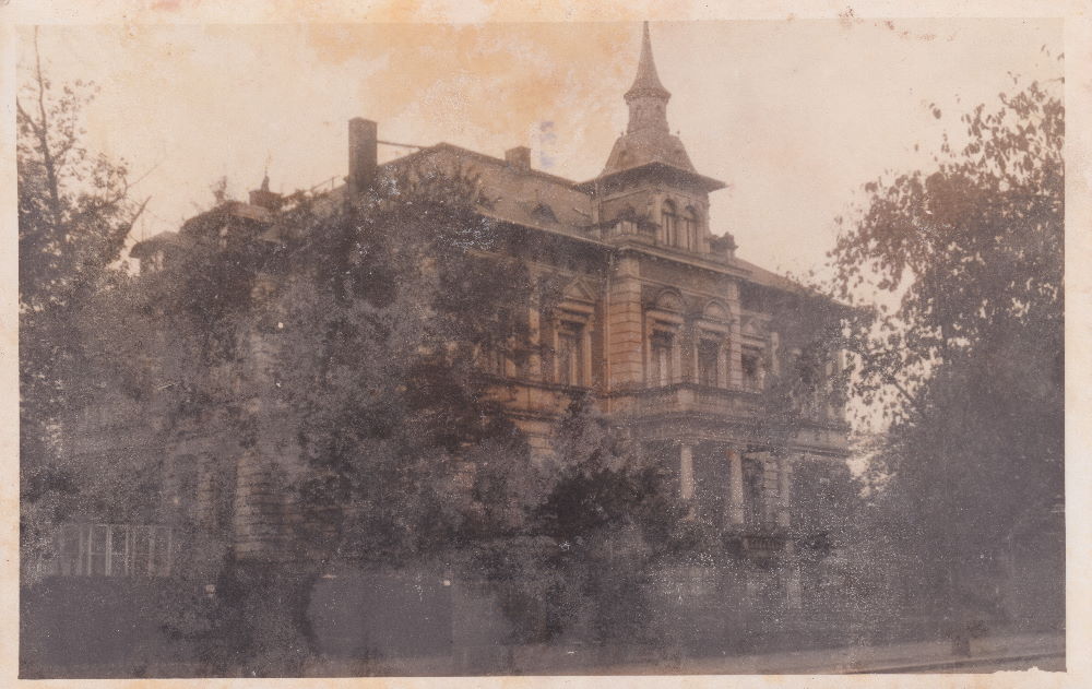 Gerhart-Hauptmannstra&szlig;e 8 (-1918 Residenzstra&szlig;e 8) / Residenzplatz  Dresden