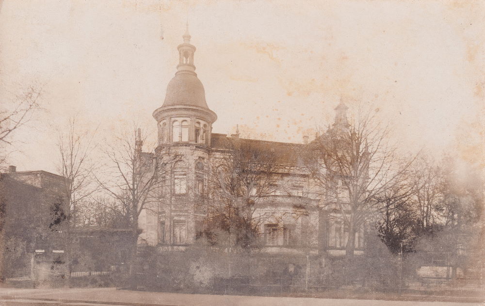 August-Bebel-Stra&szlig;e 3b (-1918 Residenzstra&szlig;e 3b) / Residenzplatz (Wiener Platz)  Dresden