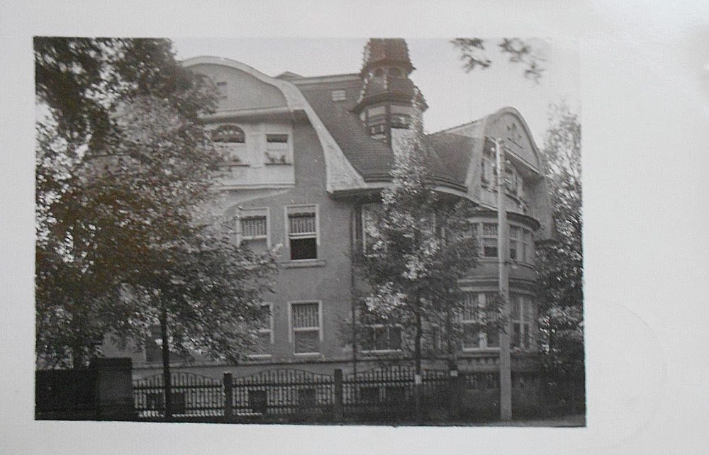 Kurparkstra&szlig;e 8 (Heidem&uuml;hlenweg) / Am Hochwald (Friedrich-August-Stra&szlig;e)  Dresden